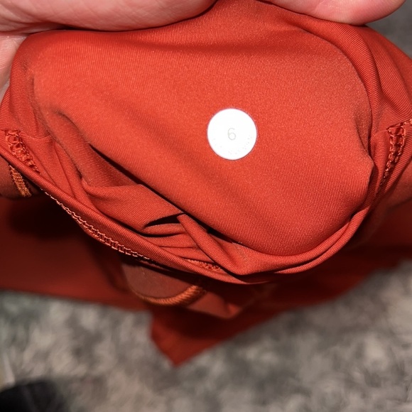 Lululemon Cropped Leggings W/Side Pockets Size 6 - Picture 6 of 9